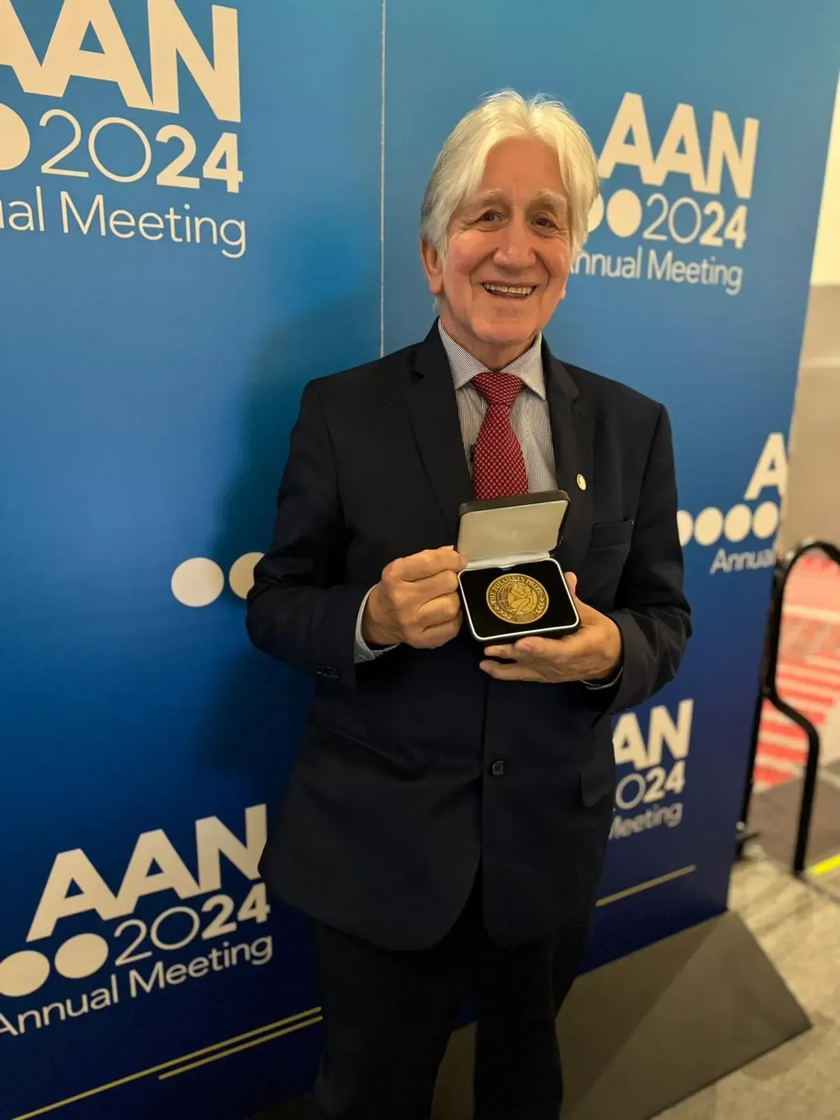 Dr. Francisco Lopera recibiendo el Premio Potamkin por investigación en Alzheimer en Medellín