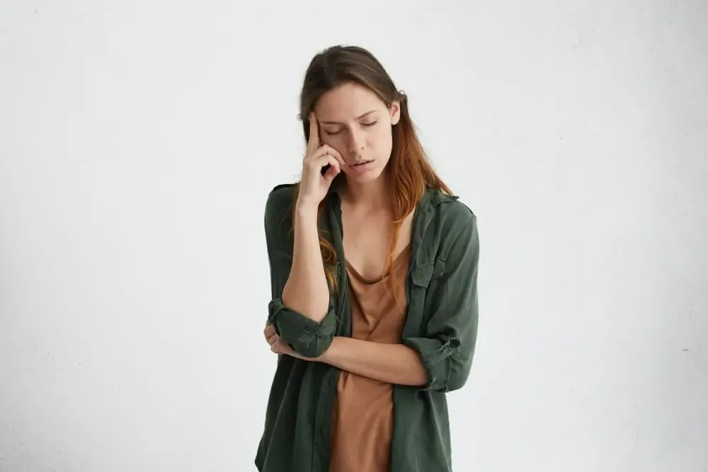 Paciente hidratándose para recuperarse de la deshidratación durante tratamiento médico en Medellín