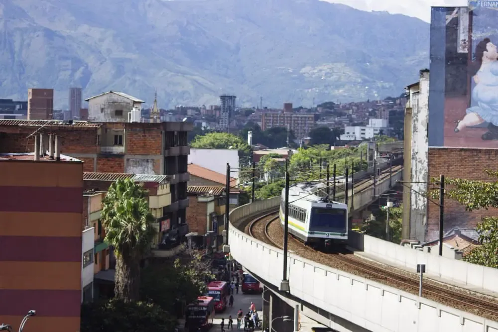 Vista panorámica de Medellín, Colombia, destino líder en turismo médico y salud