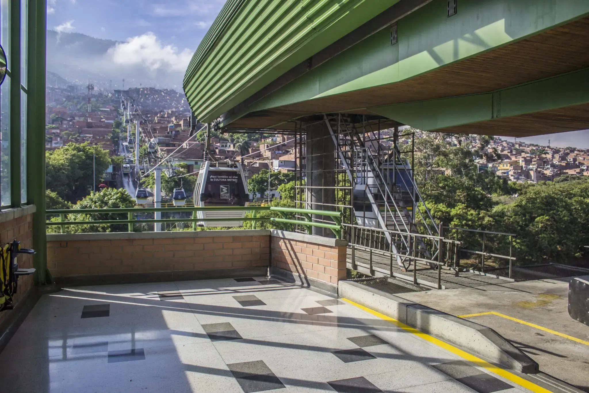 Vista panorámica de Medellín con arquitectura moderna rodeada de naturaleza, destino líder en turismo médico en Colombia